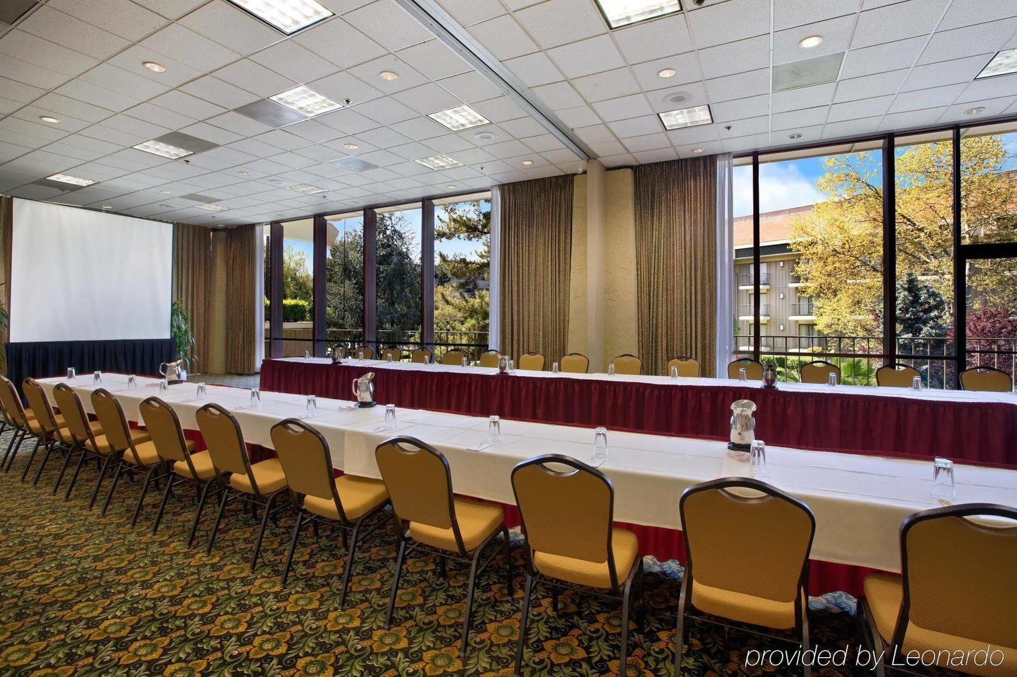 Hotel Doubletree By Hilton Sacramento Facilidades foto